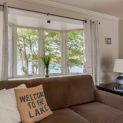 living room with view on the Lake Ossipee