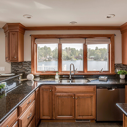 kitchen with view on the Lake Ossipee